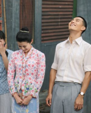 Jeanette Aw Instagram - 好的搭档可遇不可求。很感恩能与一位默契十足的演员对戏，让山本月娘这个角色真正鲜活起来。
月娘的一生都在为黄家、朋友，最终为她的儿子付出一切，却从未找到属于自己的幸福。这既是她的坚强，也是她的遗憾。