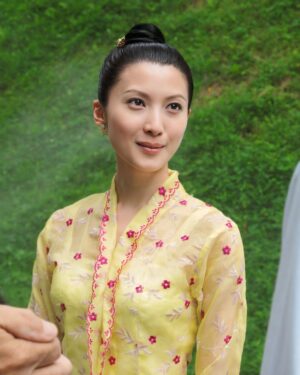 Jeanette Aw Instagram - 好的搭档可遇不可求。很感恩能与一位默契十足的演员对戏，让山本月娘这个角色真正鲜活起来。
月娘的一生都在为黄家、朋友，最终为她的儿子付出一切，却从未找到属于自己的幸福。这既是她的坚强，也是她的遗憾。