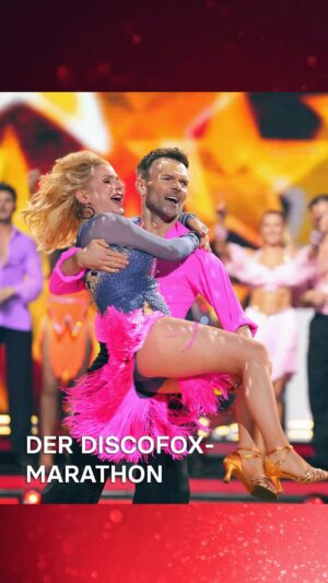 Jeanette Biedermann Instagram - Diskofox-Alarm! 🕺💃 Alle Promis gleichzeitig auf dem Parkett – ein Marathon voller Spaß, Chaos und jeder Menge Schwung! 💥✨ Am Ende sichern sich Jeanette & Vadim 10 Punkte on top!

#LetsDance #LetsDance2025 #RTL #Tanzshow #Discofox #DiscofoxMarathon #JeanetteBiedermann #VadimGarbuzov