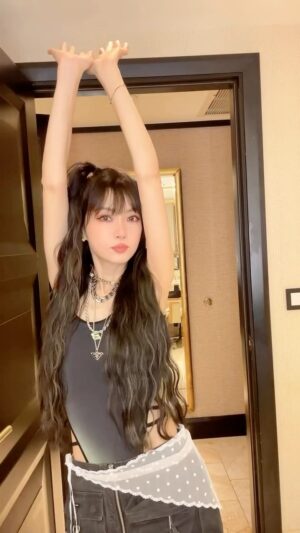 Jeannie Hsieh Instagram - #謝金燕  #早春穿搭 #ootd  #捲髮 #今日妝容