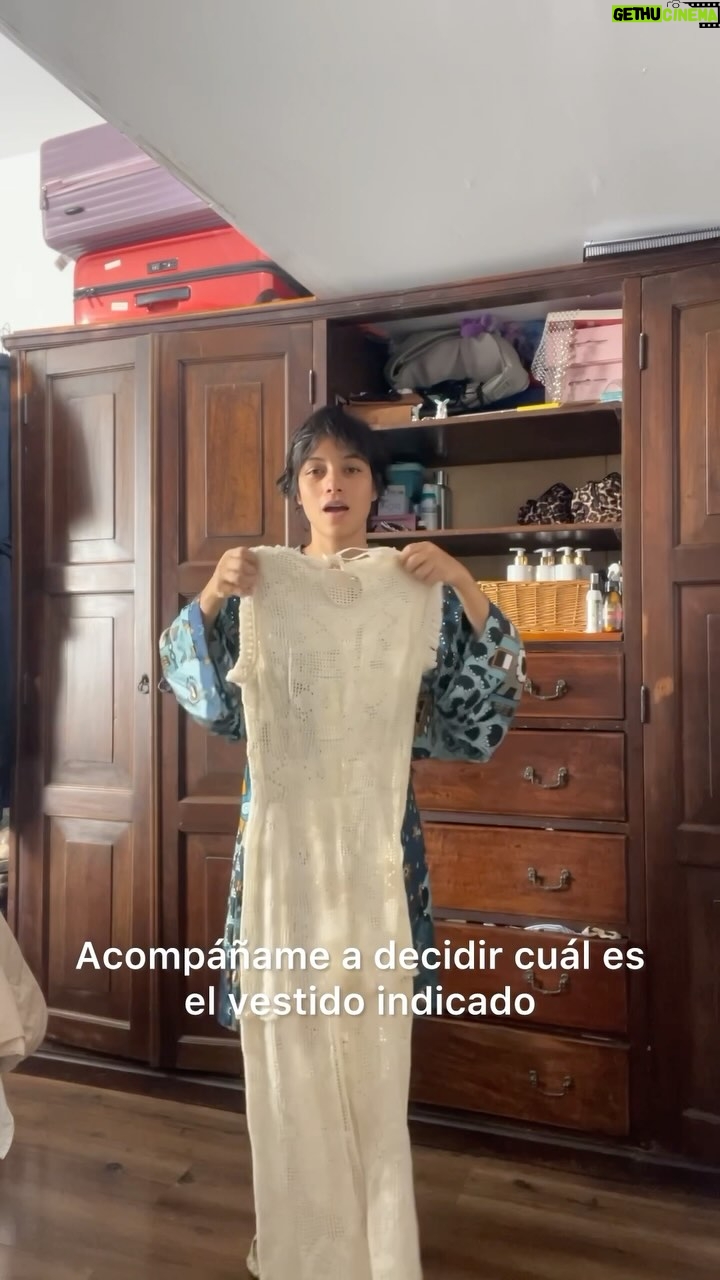 Jely Reategui - 5.7K Likes - En Los Caracoles el Buen Paño es importante y hoy vamos a brindar. Es una cita 🌷
Dejo por aquí las marcas porsiacasito:
Bata elegantísima: @stephanygeiser
Vestido 1: @jaardinazul
Vestido 2: (lo truequeé)
Vestido 3: @quis__pe
Vestido 4: @farmrio
Ranfañote: @pregondelasonce
Zapatitos: @pruneoficial
Lentes: @infinitybyond
Cartera 1: @jessicabutrich
Cartera 2: mi mamá
Accesorios: @mestiza_________