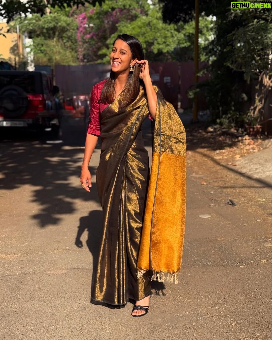 Jemimah Rodrigues - 334.3K Likes - Living in Maharashtra and wearing a Saree
I'm toh feeling full on Lai Bhari ✨🧡
📸: The most beautiful mom @lavitarodrigues
Saree and blouse: @suta_bombay
Styling: @monica_nim