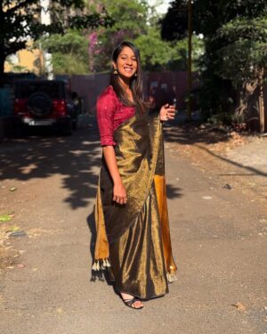 Jemimah Rodrigues Instagram - Living in Maharashtra and wearing a Saree
I'm toh feeling full on Lai Bhari ✨🧡

📸: The most beautiful mom @lavitarodrigues 
Saree and blouse: @suta_bombay 
Styling: @monica_nim
