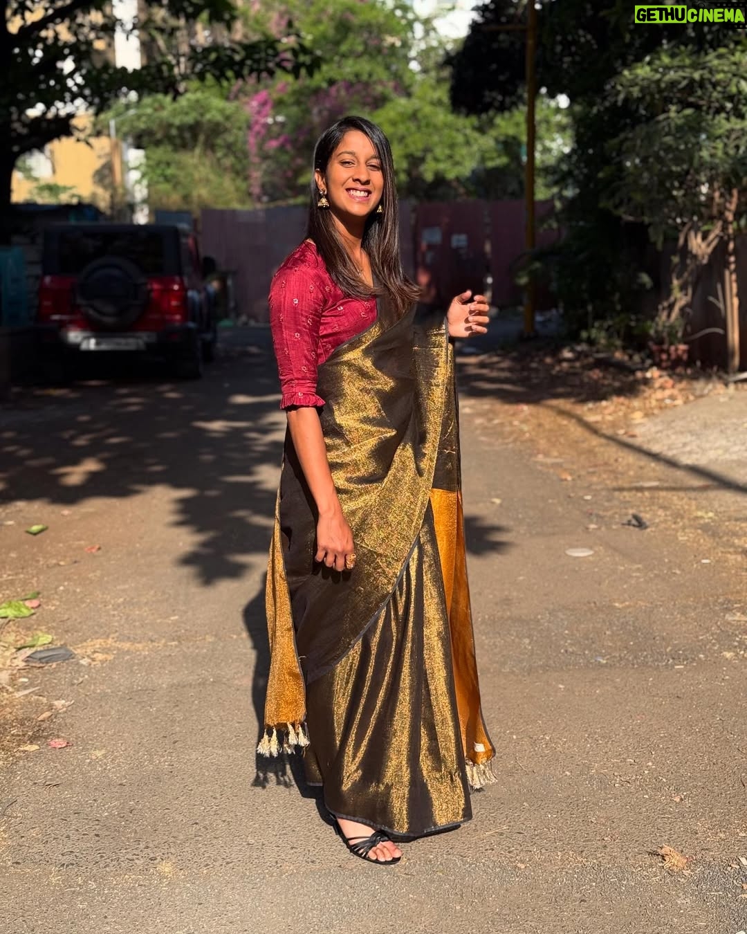Jemimah Rodrigues - 334.3K Likes - Living in Maharashtra and wearing a Saree
I'm toh feeling full on Lai Bhari ✨🧡
📸: The most beautiful mom @lavitarodrigues
Saree and blouse: @suta_bombay
Styling: @monica_nim