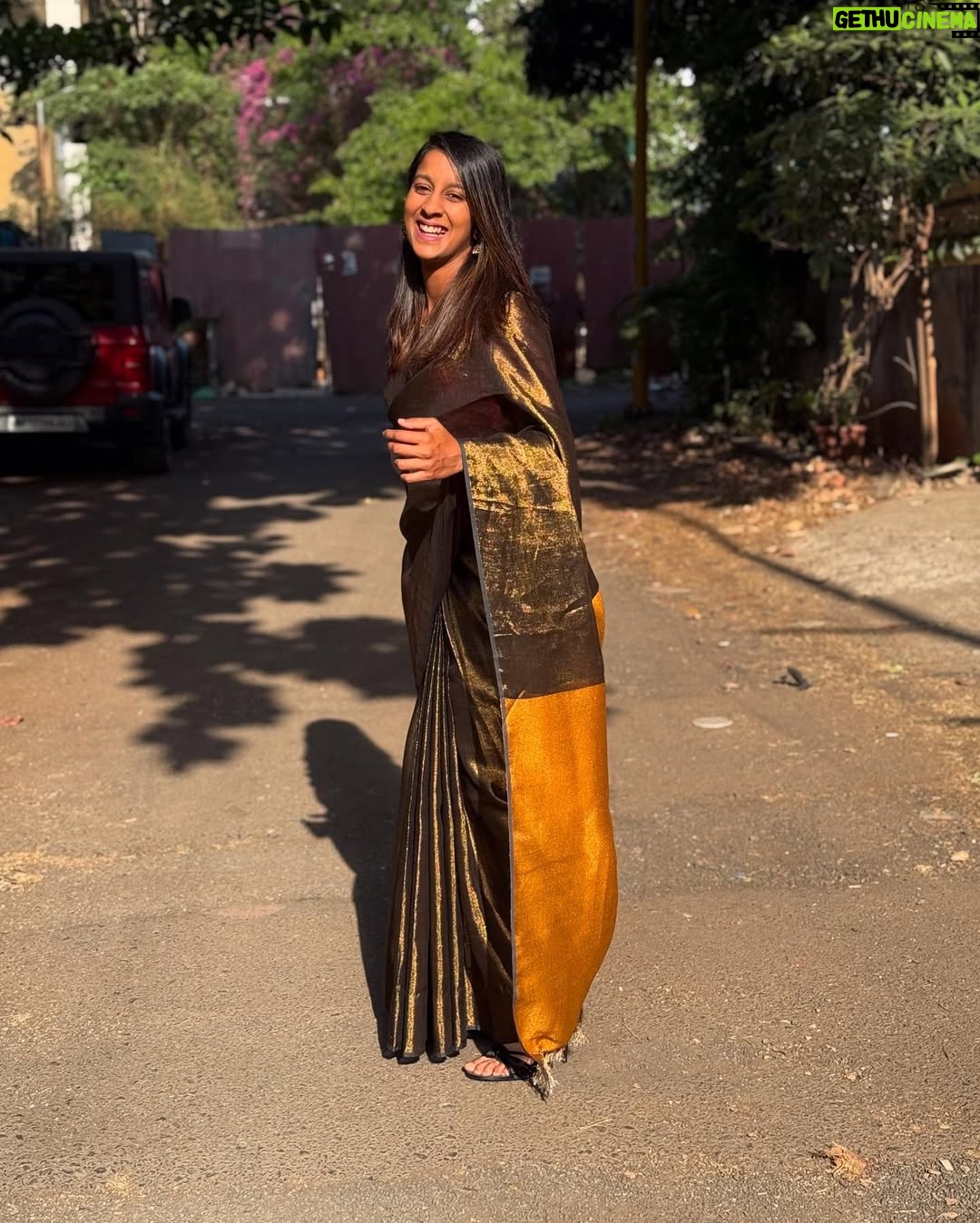 Jemimah Rodrigues - 334.3K Likes - Living in Maharashtra and wearing a Saree
I'm toh feeling full on Lai Bhari ✨🧡
📸: The most beautiful mom @lavitarodrigues
Saree and blouse: @suta_bombay
Styling: @monica_nim