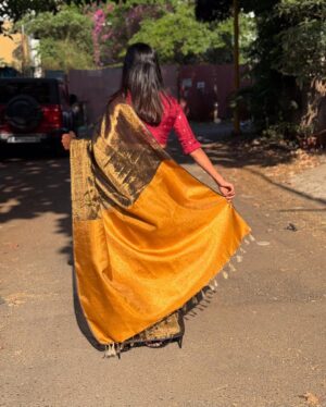 Jemimah Rodrigues Instagram - Living in Maharashtra and wearing a Saree
I'm toh feeling full on Lai Bhari ✨🧡

📸: The most beautiful mom @lavitarodrigues 
Saree and blouse: @suta_bombay 
Styling: @monica_nim
