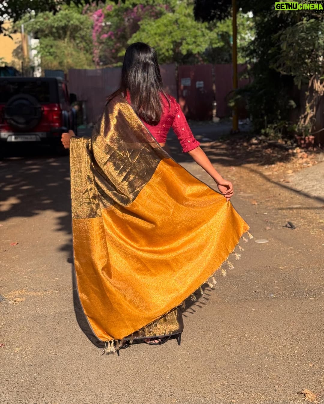 Jemimah Rodrigues - 334.3K Likes - Living in Maharashtra and wearing a Saree
I'm toh feeling full on Lai Bhari ✨🧡
📸: The most beautiful mom @lavitarodrigues
Saree and blouse: @suta_bombay
Styling: @monica_nim