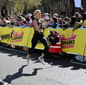 Jenni Falconer Instagram - The sprint finish….or at least it felt like that to me after 13 miles. 😜🏃🏼‍♀️💙

17 days till we go again…. 

@londonlandmarkshalf @londonmarathon #raceseason