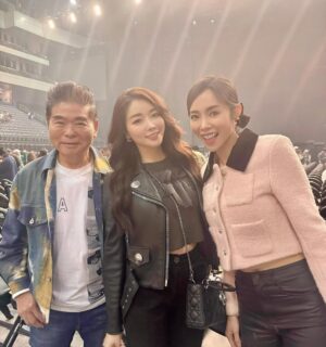 Jenny Cheng Instagram - 🎵🎤
帶爸爸來看人生第一場演唱會
必須要是歌神張學友的啊😆
寶貝茵茵也一起！幸福的我🥰

歌神張學友的歌聲 幽默
讓演唱會直接到最高點～
喜歡歌神說得一句話
我喜歡這個工作就不想退休
熱愛唱歌這件事就想一直唱
唱到直到我們不再聽為止🥹
說真的可以的話想一直聽下去
整場開全麥唱live又唱又跳🔥
真的是燃燒🔥小宇宙演唱會
看著他這麼賣力真的很激勵人心
聽了好多喜歡的歌曲真的好感動

而且他唱完一首沒聽過的歌還說
你們沒聽過吧這首是我做的歌～
然後說完笑著眼睛瞇起來一條線
真的幽默太可愛了直接愛死了❤️

歌神都記住每一位交響樂老師的名字
每介紹一位就對他們鞠躬真的好謙卑
演唱會歌聲舞蹈演奏舞台設計燈光💯
謝謝歌神張學友的60 演唱會這麼精彩
爸爸看完演唱會說真好看喜歡張學友的精神
現場氣氛超好！難怪我會這麼愛看演唱會
馬上說有以後劉德華演唱會可以再約我😆
看來爸爸也開始理解我也愛上演唱會了🎶

#張學友60十巡迴演唱會 #張學友
