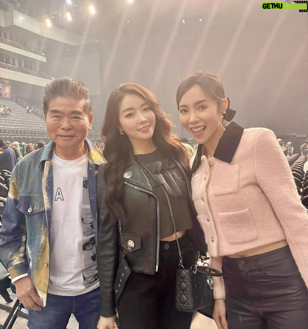 Jenny Cheng - 3.7K Likes - 🎵🎤
帶爸爸來看人生第一場演唱會
必須要是歌神張學友的啊😆
寶貝茵茵也一起!幸福的我🥰
歌神張學友的歌聲 幽默
讓演唱會直接到最高點~
喜歡歌神說得一句話
我喜歡這個工作就不想退休
熱愛唱歌這件事就想一直唱
唱到直到我們不再聽為止🥹
說真的可以的話想一直聽下去
整場開全麥唱live又唱又跳🔥
真的是燃燒🔥小宇宙演唱會
看著他這麼賣力真的很激勵人心
聽了好多喜歡的歌曲真的好感動
而且他唱完一首沒聽過的歌還說
你們沒聽過吧這首是我做的歌~
然後說完笑著眼睛瞇起來一條線
真的幽默太可愛了直接愛死了❤️
歌神都記住每一位交響樂老師的名字
每介紹一位就對他們鞠躬真的好謙卑
演唱會歌聲舞蹈演奏舞台設計燈光💯
謝謝歌神張學友的60 演唱會這麼精彩
爸爸看完演唱會說真好看喜歡張學友的精神
現場氣氛超好!難怪我會這麼愛看演唱會
馬上說有以後劉德華演唱會可以再約我😆
看來爸爸也開始理解我也愛上演唱會了🎶
#張學友60十巡迴演唱會 #張學友