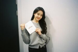 Jeong Sin-hye Instagram - 감자연구소를 시청해주시고, 
애정해주신 모든 분들께 진심으로 감사합니다-! 
촬영하는 내내 좋은 추억들만 쌓은 고마운 작품이었어요.

아쉽지만, 이제 윤희진은 이만 물러갑니다🌻💛

#감자연구소 #윤희진