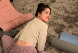 Jeong Sin-hye Instagram - 감자연구소를 시청해주시고, 
애정해주신 모든 분들께 진심으로 감사합니다-! 
촬영하는 내내 좋은 추억들만 쌓은 고마운 작품이었어요.

아쉽지만, 이제 윤희진은 이만 물러갑니다🌻💛

#감자연구소 #윤희진