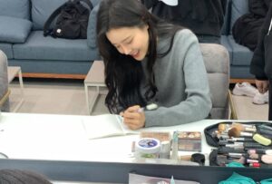 Jeong Sin-hye Instagram - 감자연구소를 시청해주시고, 
애정해주신 모든 분들께 진심으로 감사합니다-! 
촬영하는 내내 좋은 추억들만 쌓은 고마운 작품이었어요.

아쉽지만, 이제 윤희진은 이만 물러갑니다🌻💛

#감자연구소 #윤희진