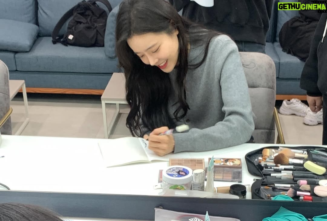 Jeong Sin-hye - 22.1K Likes - 감자연구소를 시청해주시고,
애정해주신 모든 분들께 진심으로 감사합니다-!
촬영하는 내내 좋은 추억들만 쌓은 고마운 작품이었어요.
아쉽지만, 이제 윤희진은 이만 물러갑니다🌻💛
#감자연구소 #윤희진