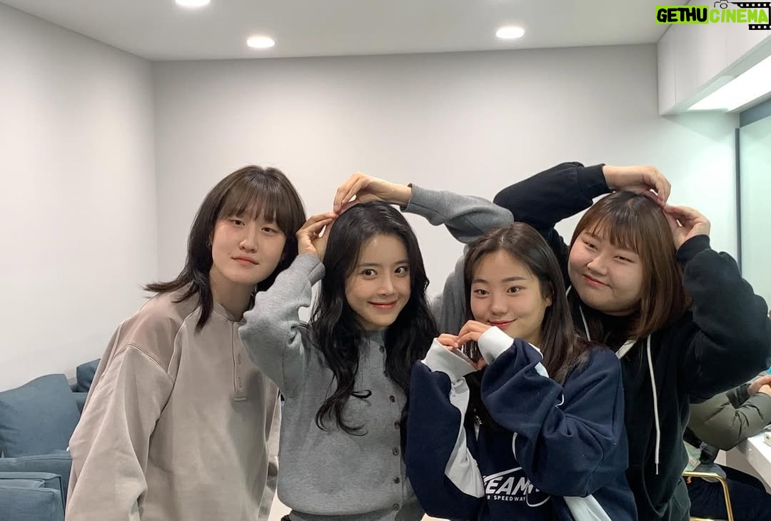 Jeong Sin-hye - 22.1K Likes - 감자연구소를 시청해주시고,
애정해주신 모든 분들께 진심으로 감사합니다-!
촬영하는 내내 좋은 추억들만 쌓은 고마운 작품이었어요.
아쉽지만, 이제 윤희진은 이만 물러갑니다🌻💛
#감자연구소 #윤희진