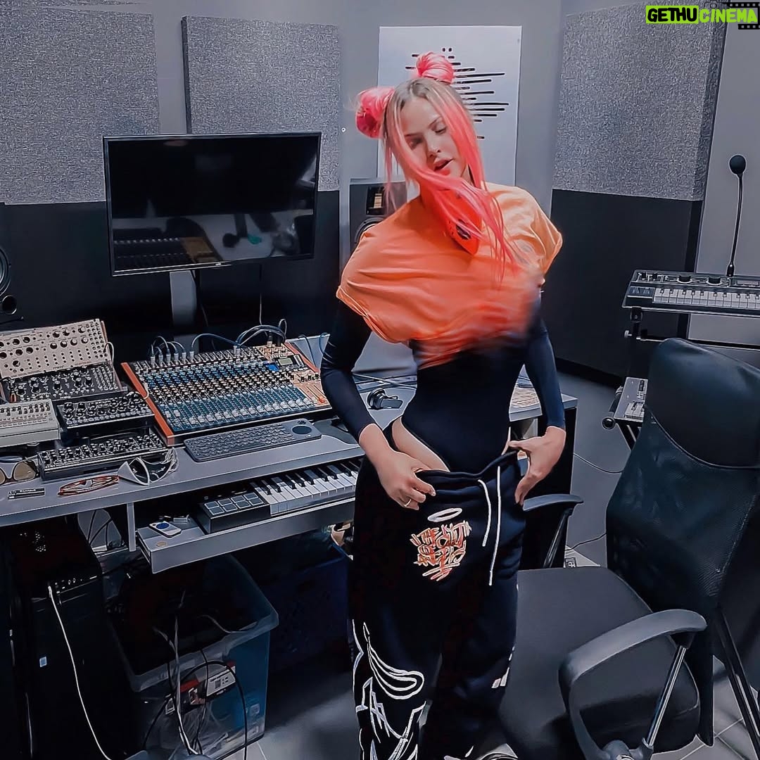Jery Sandoval - 10.7K Likes - 👩🎤🛸👽