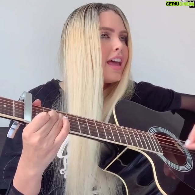 Jery Sandoval - 10.8K Likes - Desliza 👉🏼