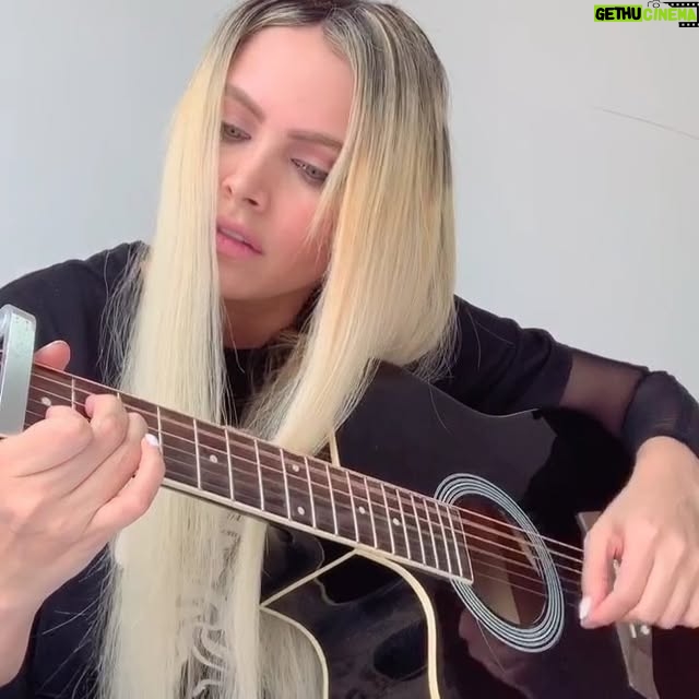 Jery Sandoval - 10.8K Likes - Desliza 👉🏼