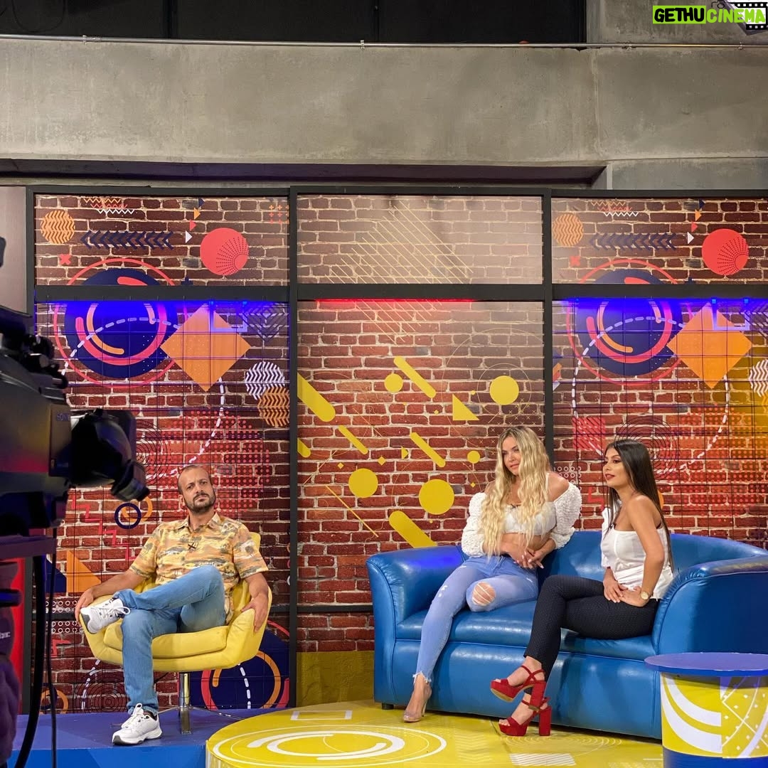 Jery Sandoval - 4.7K Likes - Para esta entrevista No, No, no me hice blower, cepillado, ni pinza, lo que hice fue hidratarlo muchísimo y dormir con dos trenzas y me quedaron unas ondas, rizos soñados, esa fue la mejor decisión.
#tardesdelocura con @santiagojaramillobotero por @telemedellin 🎥