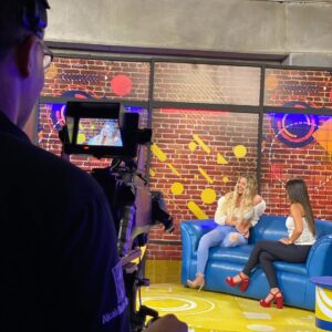 Jery Sandoval Instagram - Para esta entrevista No, No, no me hice blower, cepillado, ni pinza, lo que hice fue hidratarlo muchísimo y dormir con dos trenzas y me quedaron unas ondas, rizos soñados, esa fue la mejor decisión.

#tardesdelocura con @santiagojaramillobotero por @telemedellin 🎥