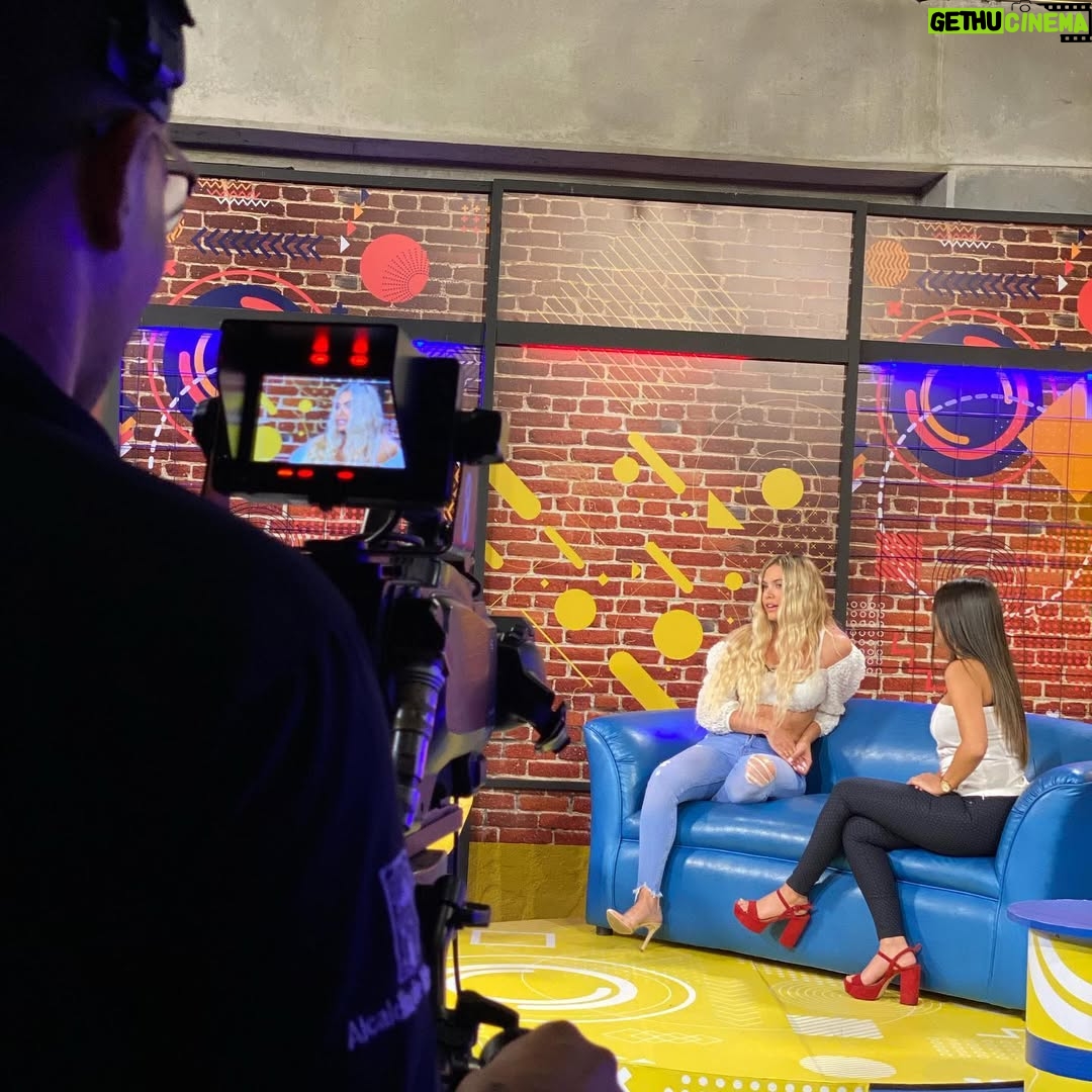 Jery Sandoval - 4.7K Likes - Para esta entrevista No, No, no me hice blower, cepillado, ni pinza, lo que hice fue hidratarlo muchísimo y dormir con dos trenzas y me quedaron unas ondas, rizos soñados, esa fue la mejor decisión.
#tardesdelocura con @santiagojaramillobotero por @telemedellin 🎥