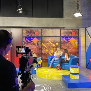 Jery Sandoval Instagram - Para esta entrevista No, No, no me hice blower, cepillado, ni pinza, lo que hice fue hidratarlo muchísimo y dormir con dos trenzas y me quedaron unas ondas, rizos soñados, esa fue la mejor decisión.

#tardesdelocura con @santiagojaramillobotero por @telemedellin 🎥