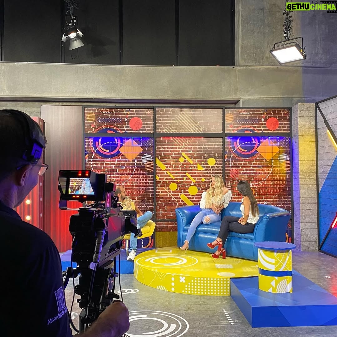Jery Sandoval - 4.7K Likes - Para esta entrevista No, No, no me hice blower, cepillado, ni pinza, lo que hice fue hidratarlo muchísimo y dormir con dos trenzas y me quedaron unas ondas, rizos soñados, esa fue la mejor decisión.
#tardesdelocura con @santiagojaramillobotero por @telemedellin 🎥