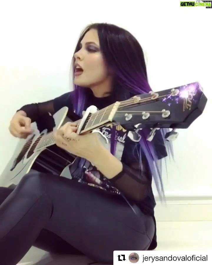 Jery Sandoval - 4.7K Likes - Yo con el pelo morado y un poco rockera 🎸 hacía cara de que me dolían los dedos de tanto tocar esas cuerdas de acero. Ya me habían salido las ampollas y ya tenía callos pero me seguía doliendo. Mi papá la toca🎸 mejor que yo, pero vallenato😁.
