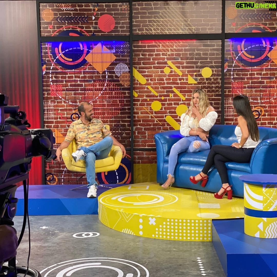 Jery Sandoval - 4.7K Likes - Para esta entrevista No, No, no me hice blower, cepillado, ni pinza, lo que hice fue hidratarlo muchísimo y dormir con dos trenzas y me quedaron unas ondas, rizos soñados, esa fue la mejor decisión.
#tardesdelocura con @santiagojaramillobotero por @telemedellin 🎥