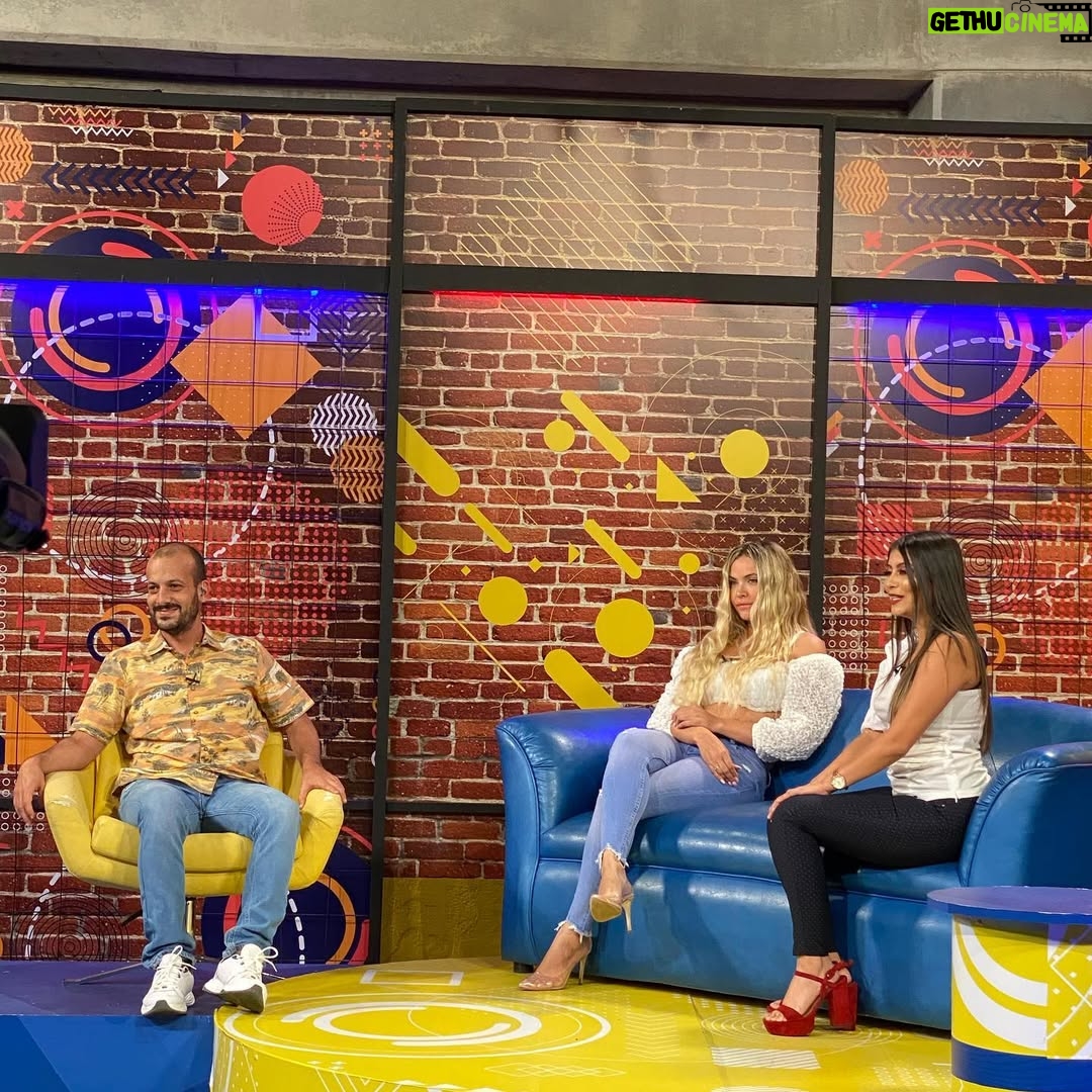Jery Sandoval - 4.7K Likes - Para esta entrevista No, No, no me hice blower, cepillado, ni pinza, lo que hice fue hidratarlo muchísimo y dormir con dos trenzas y me quedaron unas ondas, rizos soñados, esa fue la mejor decisión.
#tardesdelocura con @santiagojaramillobotero por @telemedellin 🎥