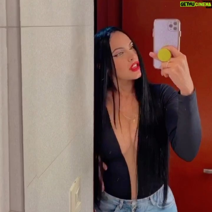 Jery Sandoval - 18.6K Likes - Estaba estresada porque no sabía cómo me iba a quedar pero es Divino.
En mis historias les dejo la página 😉