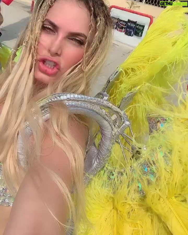 Jery Sandoval - 5.4K Likes - Caminando para mi carroza💃🏼
Ustedes siguen dormidos? Mucho guayabo? 😁
Mi diseñador @hrubianoaldana
Uno sale tan lindo, bien peinada y llegas tan destruída 😂 Alguien me vio cuando me estaba acomodando el tocado de la cabeza( qué pesaba) y vio las plumas mojadas del sudor me dijo que a él ni si le pagaran se le medía a esto.😂 Y eso que el no sabía que tenía cólicos pero siempre con un sonrisa con adrenalina. La barriga la tenía inflamada.
Por qué tenía que ser el día menos indicado? Por que? Porqué? Y a esa hora? No que suerte la mía 😂
Oigan! Aquí ya estoy lista con las alas de #victoriasecret