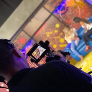 Jery Sandoval Instagram - Para esta entrevista No, No, no me hice blower, cepillado, ni pinza, lo que hice fue hidratarlo muchísimo y dormir con dos trenzas y me quedaron unas ondas, rizos soñados, esa fue la mejor decisión.

#tardesdelocura con @santiagojaramillobotero por @telemedellin 🎥