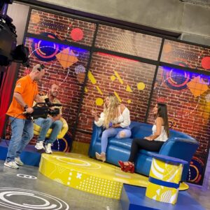 Jery Sandoval Instagram - Para esta entrevista No, No, no me hice blower, cepillado, ni pinza, lo que hice fue hidratarlo muchísimo y dormir con dos trenzas y me quedaron unas ondas, rizos soñados, esa fue la mejor decisión.

#tardesdelocura con @santiagojaramillobotero por @telemedellin 🎥