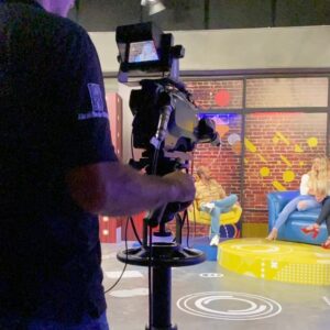 Jery Sandoval Instagram - Para esta entrevista No, No, no me hice blower, cepillado, ni pinza, lo que hice fue hidratarlo muchísimo y dormir con dos trenzas y me quedaron unas ondas, rizos soñados, esa fue la mejor decisión.

#tardesdelocura con @santiagojaramillobotero por @telemedellin 🎥