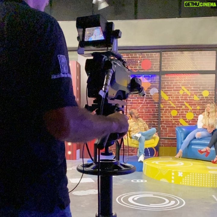 Jery Sandoval - 4.7K Likes - Para esta entrevista No, No, no me hice blower, cepillado, ni pinza, lo que hice fue hidratarlo muchísimo y dormir con dos trenzas y me quedaron unas ondas, rizos soñados, esa fue la mejor decisión.
#tardesdelocura con @santiagojaramillobotero por @telemedellin 🎥
