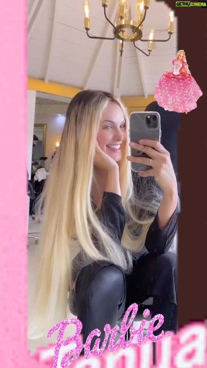 Jery Sandoval - 10.4K Likes - Nunca jugué a las barbies 😂
Mi primera barbie la tuve ya grande cuando mi ex con el que duré 10 años me propuso matrimonio de una manera inusual 😂
Me regaló una Barbie con un anillo 💍 de compromiso que prendía una luz 😂
Pero no nos casamos.