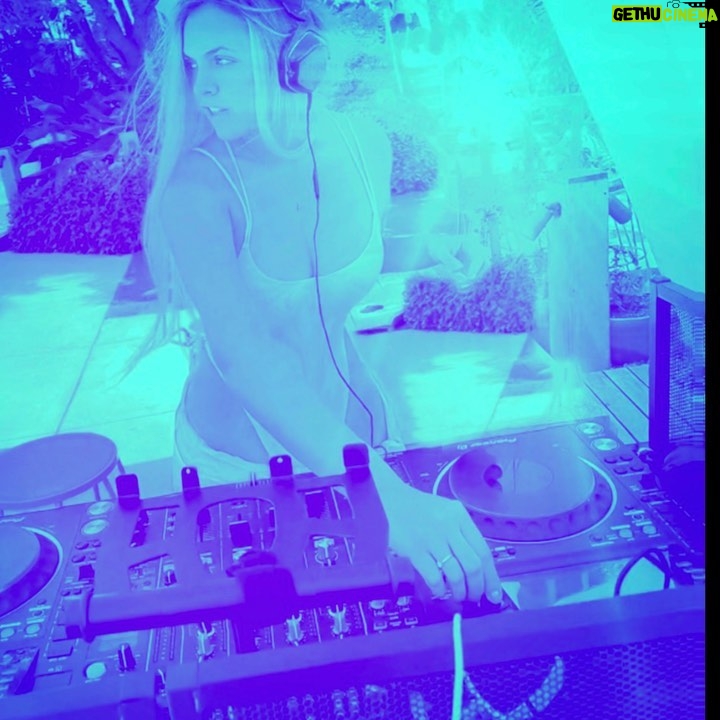 Jery Sandoval - 4.8K Likes - A qué país, ciudad, lugar te gustaría que fuera? 🛸🎧