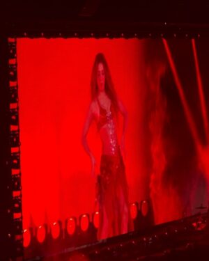Jessica Alba Instagram - @shakira @shakira!!!! What a mf goddess, queen, artist!! All the things 🙌🏽 Made it to night 3 out of 7 in #CDMX - I’m officially a groupie and can’t wait to chase #Shakira around for the rest of her #LMYNLWorldTour 💃🏽🐺❤️‍🔥