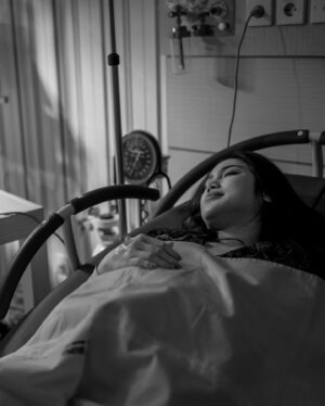 Jessica Iskandar Instagram - Ketika gelombang cinta itu datang. Menghadirkan kasih karunia Tuhan yang begitu sempurna.
Tiap perjalanannya punya cerita. Versi kita mungkin tak sesuai harapan tapi ada kekuatan Tuhan untuk selalu bertahan. 
Aku andalkan padaMu Tuhan, sudah tidak sabar ingin kukASIhi, aku ingin bangkit, memeluk dan mampu mendampingi putri kecil kami di dunia ini. 
Aku serahkan waktu dan tempat agar mukjizatMu berkuasa Ya Tuhanku. Amin