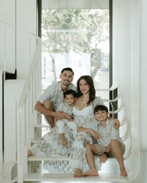 Jessica Iskandar Instagram - Our family is growing 🩷
And we are growing stronger! 

Photo @momentsbygin_ 
Makeup @lonamakeup
Hair @gracesusan.ck
All outfits @paulropp 
Location @saba.estate