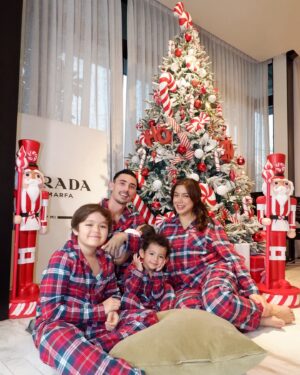 Jessica Iskandar Instagram - Wishing you endless joy, love and laughter this Christmas and always from us five, Family Verhaag💕 

wearing PJs from @marksandspencer_id #MarksandSpencerID

Christmas tree @sevasini.event