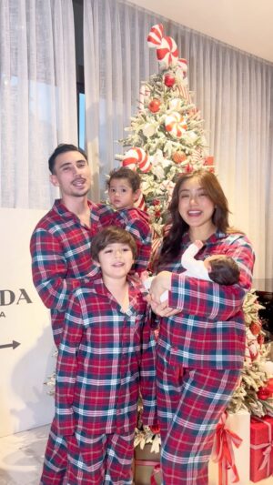 Jessica Iskandar Instagram - Saat Malam Natal tiba, mari kita merenungi anugerah yang hadir dalam kehangatan keluarga. Semoga cinta terus menuntun jalan hidup kita. Semoga kedamaian dan sukacita Natal memenuhi hati kita semua. Selamat Natal 2024! Terima kasih telah menjadi keluarga terbaik. #christmas #christmas2024 #family #newmember #merrychristmas #2024
