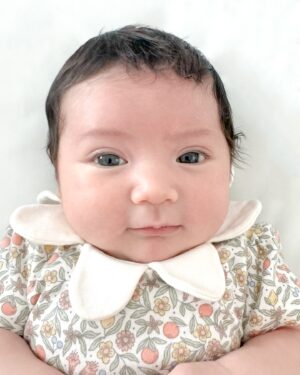Jessica Iskandar Instagram - 40 hari sudah kami bersamanya, Hagia..
Anak perempuan kami💕 doain ya semoga Hagia selalu sehat, bahagia dan jadi anak baik budi pekerti dan perbuatannya. Salam kenal semuaaa..