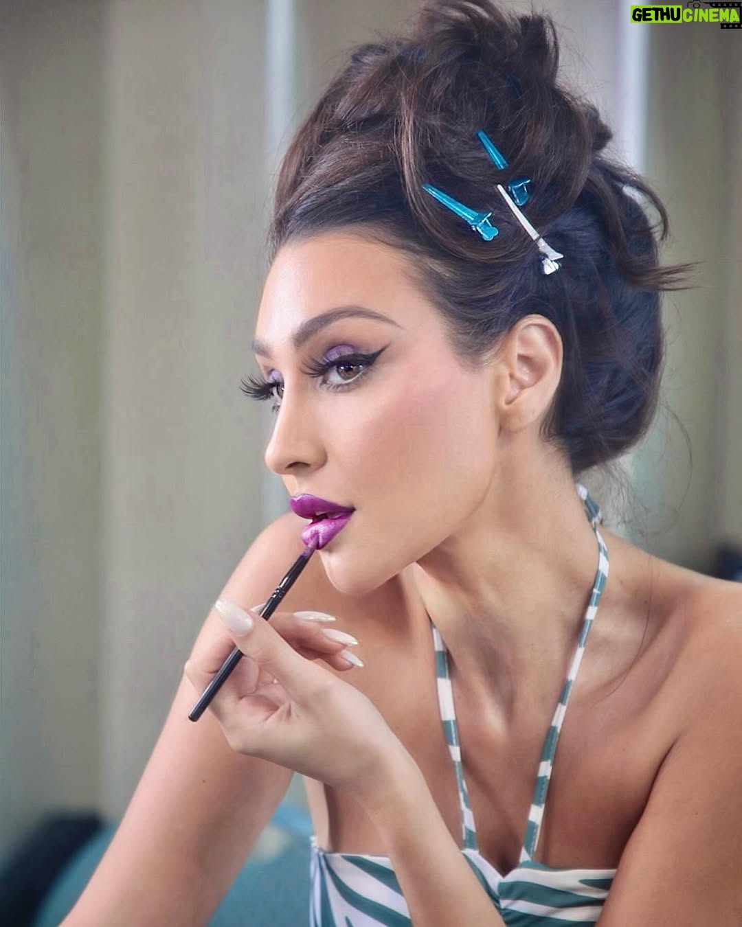 Jessy Abdo - 75.8K Likes - وهيدي زينا عم تتحضّر تتنزل عال اولد بيروت 💜 حلقتين جداد من #عرابة_بيروت بينزلو ليوم بالليل على #شاهد وبوعدكن الاحداث يلي جايي 🔥🔥🔥
#جيسي_عبدو #jessyabdo