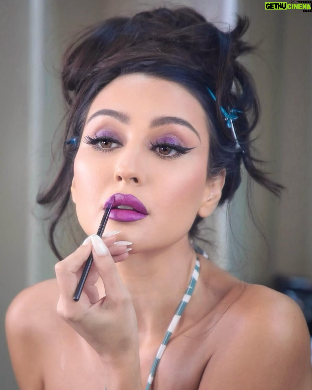 Jessy Abdo - 75.8K Likes - وهيدي زينا عم تتحضّر تتنزل عال اولد بيروت 💜 حلقتين جداد من #عرابة_بيروت بينزلو ليوم بالليل على #شاهد وبوعدكن الاحداث يلي جايي 🔥🔥🔥
#جيسي_عبدو #jessyabdo