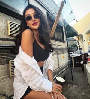 Jessy Abdo Instagram - Set life 🎥 
شتقتلكن كتير .. ما عم نزل صور الي فترة لاني عم صوّر مسلسل #عرابة_بيروت لاول مرة مع المخرج المميز #فيليب_أسمر كتابة #نور_شيشكلي و #مازن_طه انتاج #إيغل_فيلمز .. يا ريت فيني نزّلكن شي من يلي عم صورو رح مووووت تشوفو الشغل لانو طالع شي روعة من الروعات 🥳🥳🥳🥳 
#jessyabdo #جيسي_عبدو
