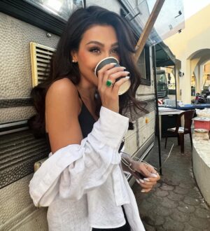 Jessy Abdo Instagram - Set life 🎥 
شتقتلكن كتير .. ما عم نزل صور الي فترة لاني عم صوّر مسلسل #عرابة_بيروت لاول مرة مع المخرج المميز #فيليب_أسمر كتابة #نور_شيشكلي و #مازن_طه انتاج #إيغل_فيلمز .. يا ريت فيني نزّلكن شي من يلي عم صورو رح مووووت تشوفو الشغل لانو طالع شي روعة من الروعات 🥳🥳🥳🥳 
#jessyabdo #جيسي_عبدو