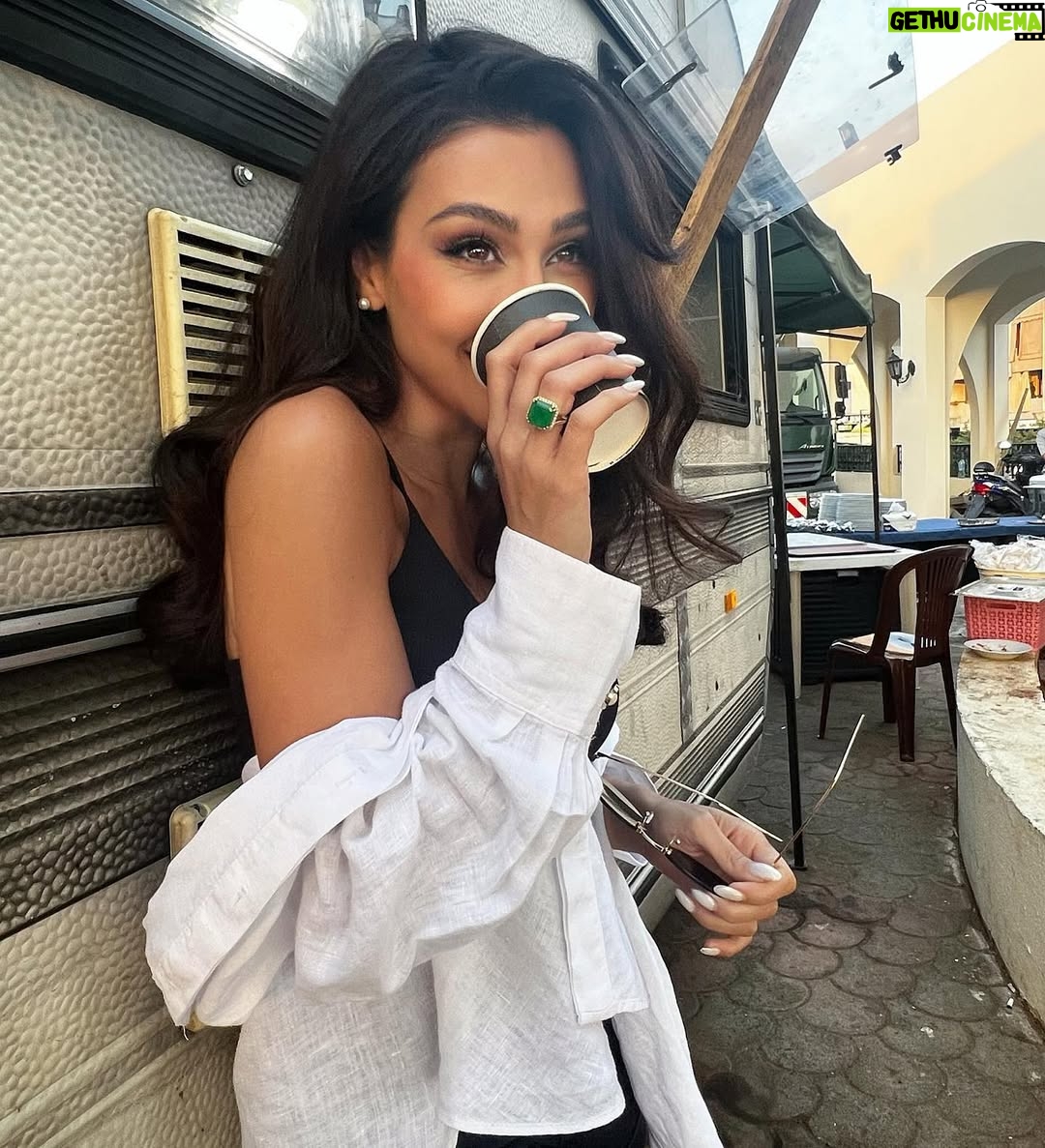 Jessy Abdo - 74K Likes - Set life 🎥
شتقتلكن كتير .. ما عم نزل صور الي فترة لاني عم صوّر مسلسل #عرابة_بيروت لاول مرة مع المخرج المميز #فيليب_أسمر كتابة #نور_شيشكلي و #مازن_طه انتاج #إيغل_فيلمز .. يا ريت فيني نزّلكن شي من يلي عم صورو رح مووووت تشوفو الشغل لانو طالع شي روعة من الروعات 🥳🥳🥳🥳
#jessyabdo #جيسي_عبدو