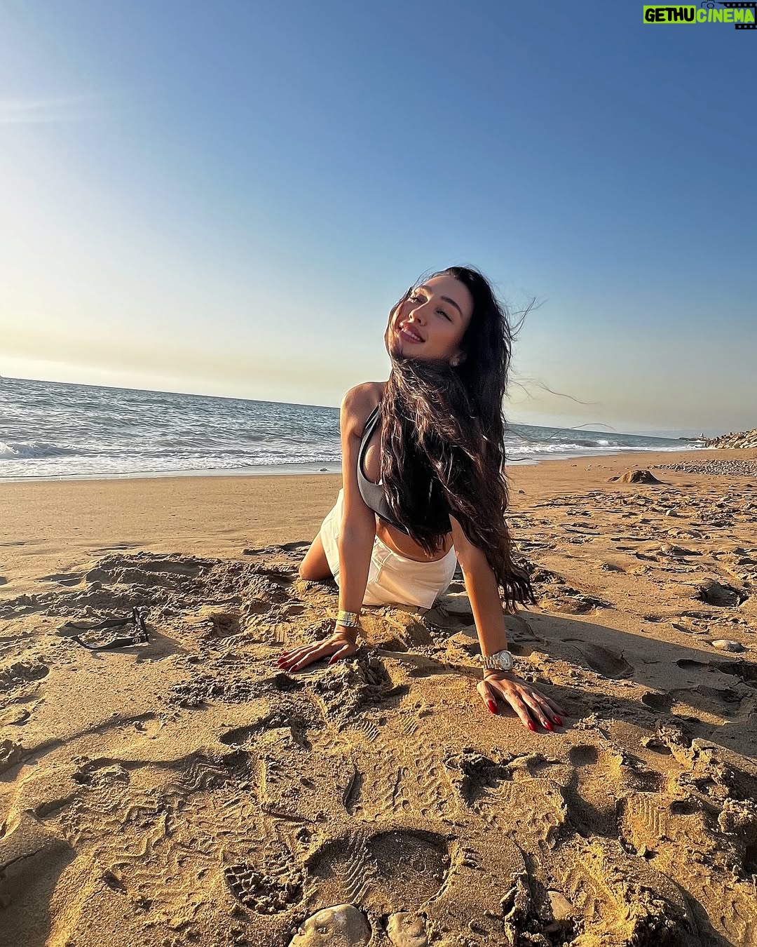 Jessy Abdo - 64.5K Likes - Im happy anywhere im near the ocean 🏖️
#jessyabdo #جيسي_عبدو